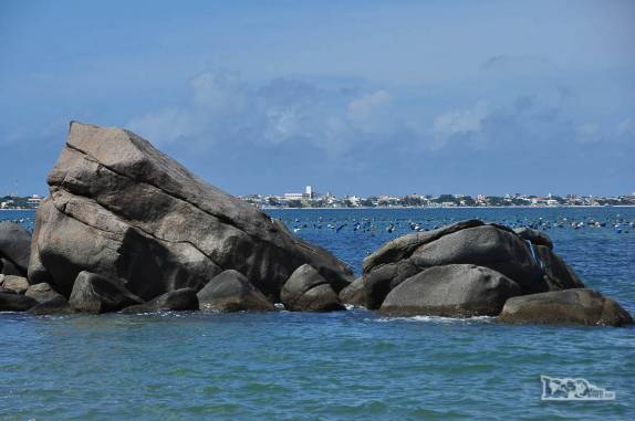 A praia de Zimbros vista da praia do Cardoso, em Bombinhas, litoral de Santa Catarina